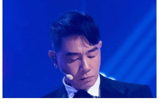 貴圈|陳小春在平價(jià)小店被偶遇，一份套餐十幾塊，吃得很香