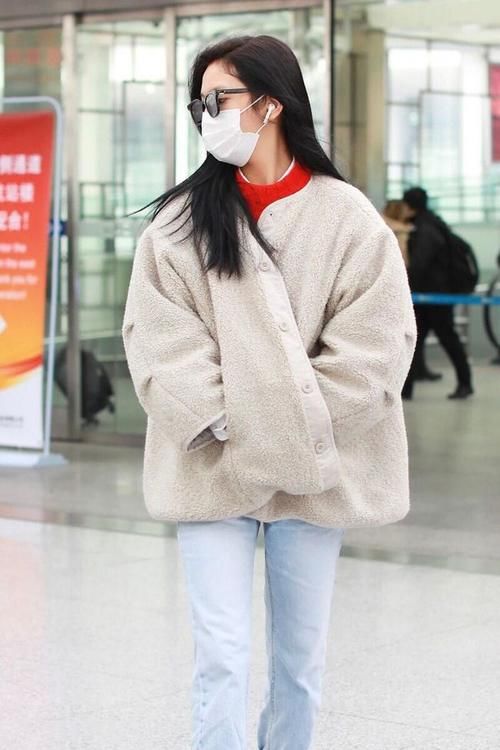外套|美女造型真美，穿羊羔毛外套配牛仔裤简约时髦，休闲又大气！