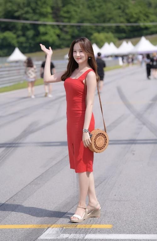 红色|红色吊带裙，时尚清凉显身材，造型优雅又靓丽