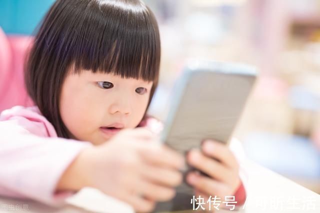 王女士|妈妈,我想玩手机,两位妈妈不同的回答,决定了孩子不同人生