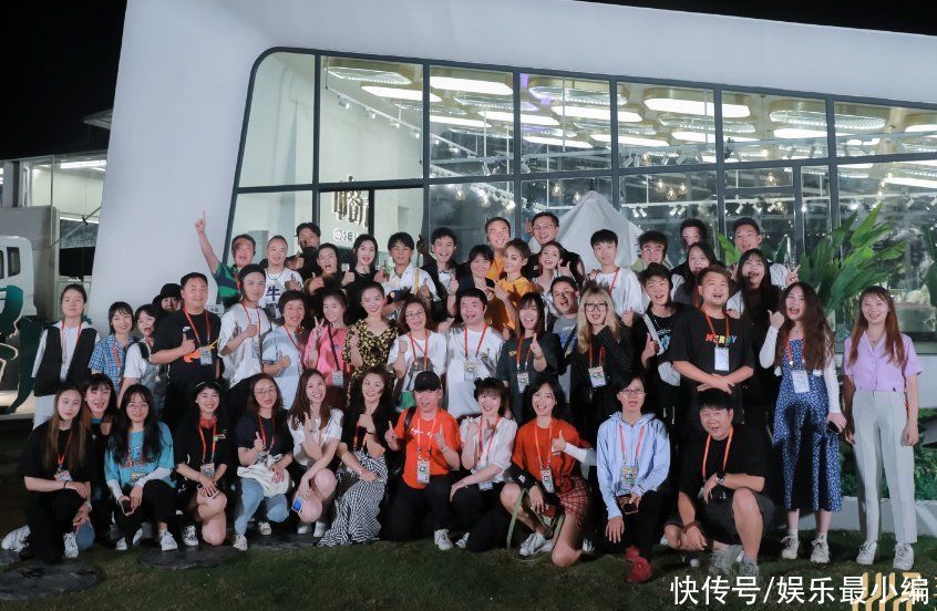 合照|《中餐厅5》杀青合照释出，嘉宾要靠放大镜来找，龚俊不见人影