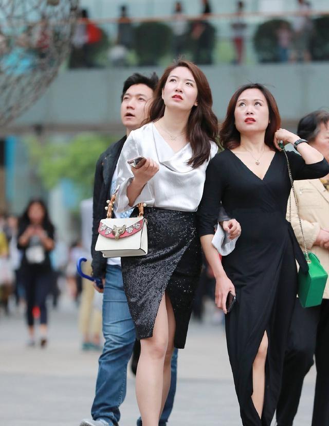 美女街拍:连衣裙更加清新靓丽,使得整体魅力提升