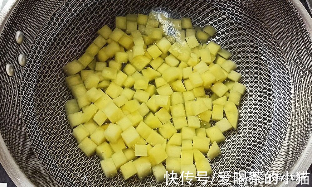 香辣过瘾的孜然土豆火腿肠,浓郁的烧烤风味,下饭又解馋特别过瘾