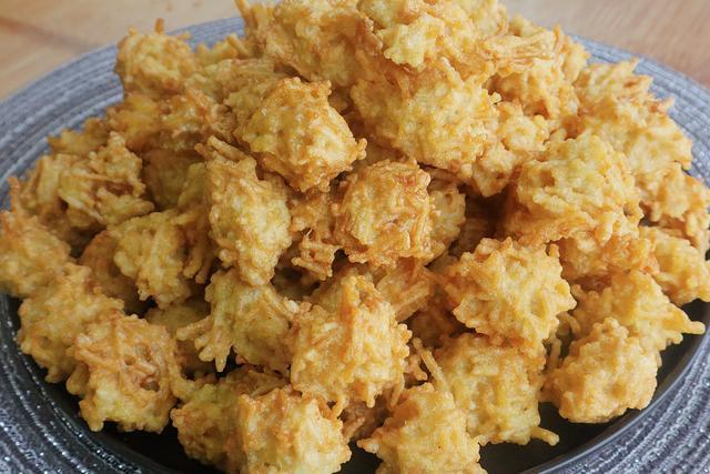 妈妈用30年的炸丸子做法,不加一滴水,吃起来嘎嘣脆,放凉也不硬