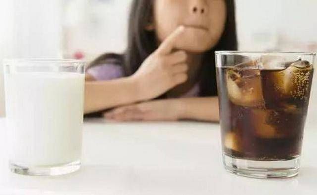 父母|孩子只喝饮料，不喝水怎么办？