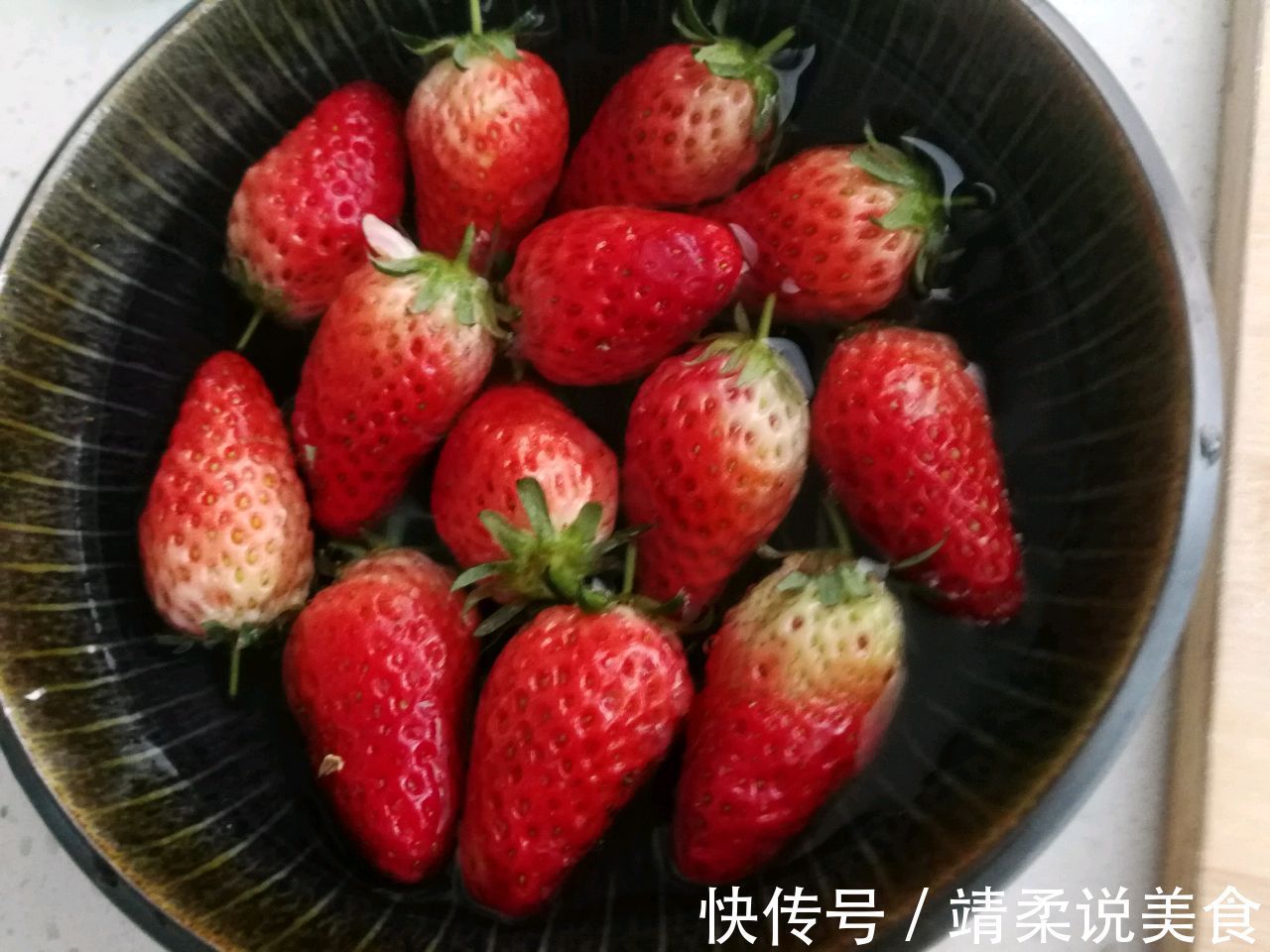 生乳酪草莓慕斯蛋糕，不仅颜值高，味道也甜美