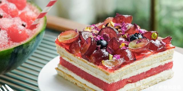 酸酸甜甜|超高颜值玫瑰西瓜蛋糕,酸酸甜甜还有酒香,还有果冻的口感~