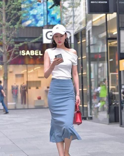 连体裤 美女脚上搭配着一双米白色的剪头高跟鞋，让整体看上去更加的精致