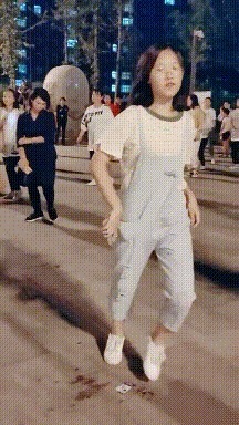 |搞笑GIF趣图:哥们,你这方法不错,干活看孩子两不误