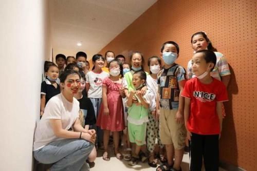 小孩|优质标准打造大人小孩都喜欢的精品儿童剧,《体育场的流浪猫王》巡演进行时