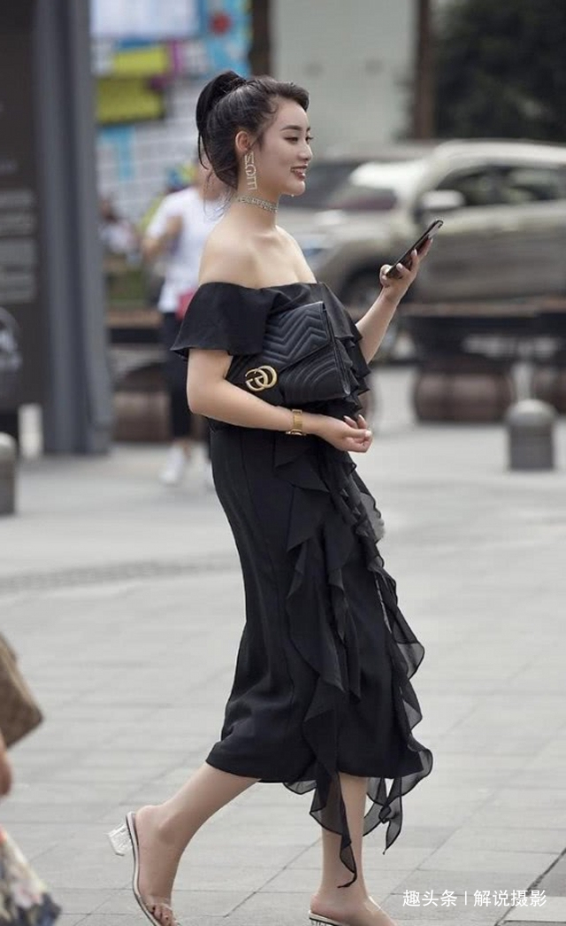 针织衫|路人街拍,美女针织衫搭配浅绿色休闲裤,洋气十足