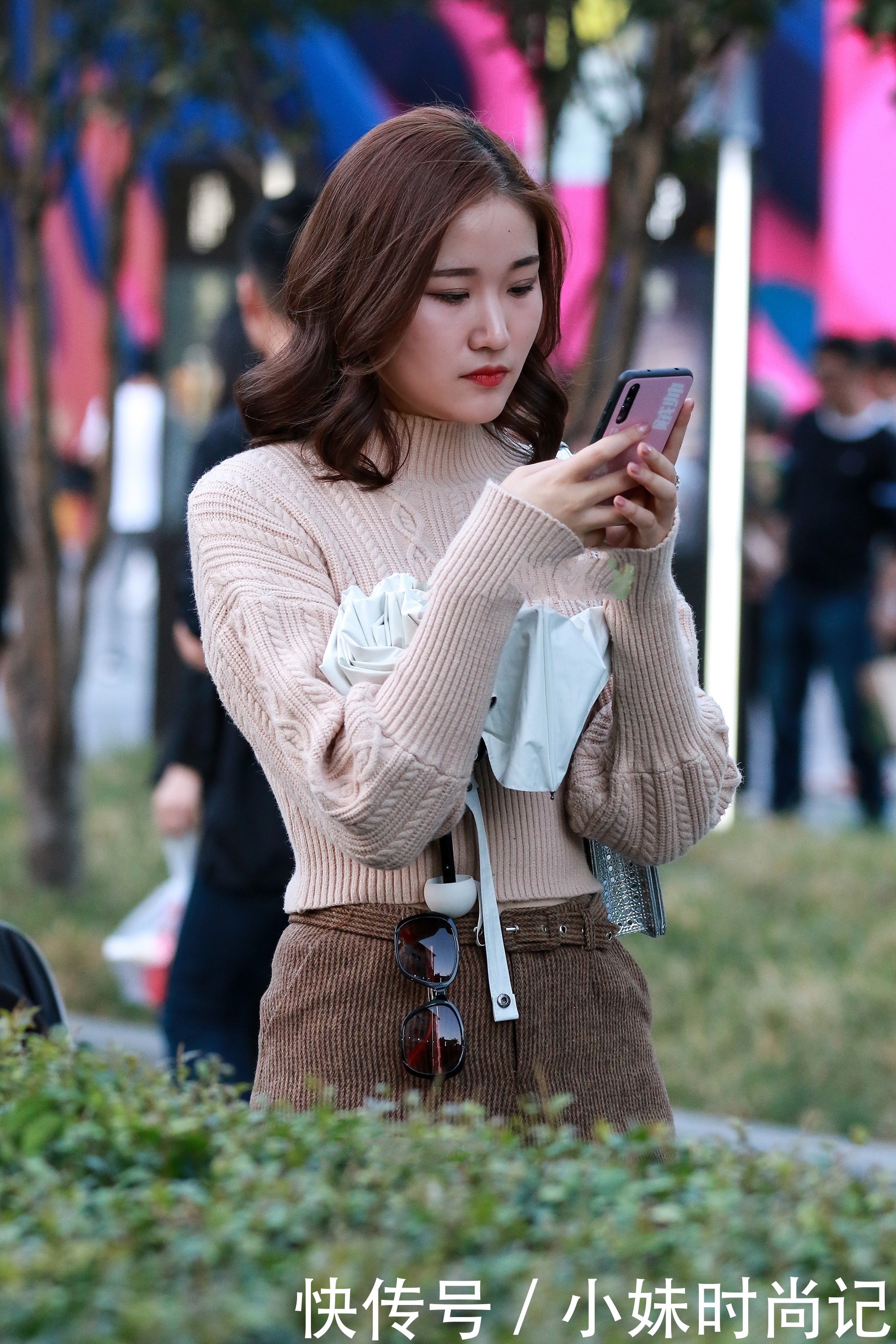 看起来|简单设计针织上衣, 搭配黑色长筒靴, 轻松优雅