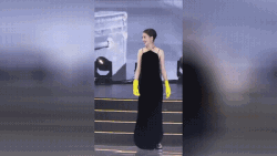 |搞笑,真实版“挖墙脚”!男子用棍子捅咕几下,房子就塌了?