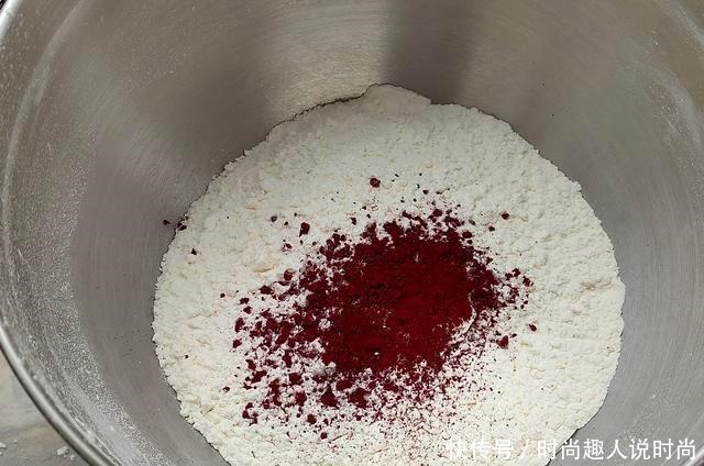  好看|网红黑金月饼的详细做法，好看又好吃，步骤详细包你会