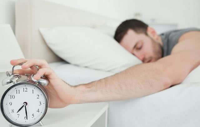 高血压者|56岁男子突发脑溢血,抢救后却偏瘫,医生这东西再好喝也别碰