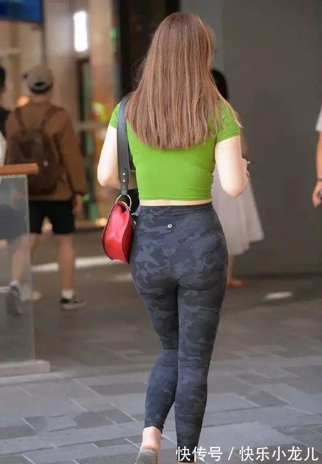 材质 草绿色紧身短袖搭灰色迷彩打底裤,舒适自然,偏轻薄自由随性