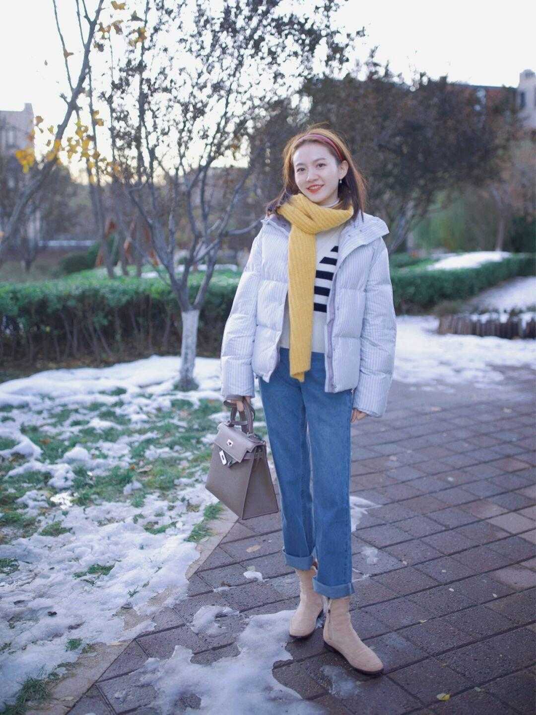 v领|羽绒服下面尽量少穿小脚裤,今年流行这样穿,温暖又时尚