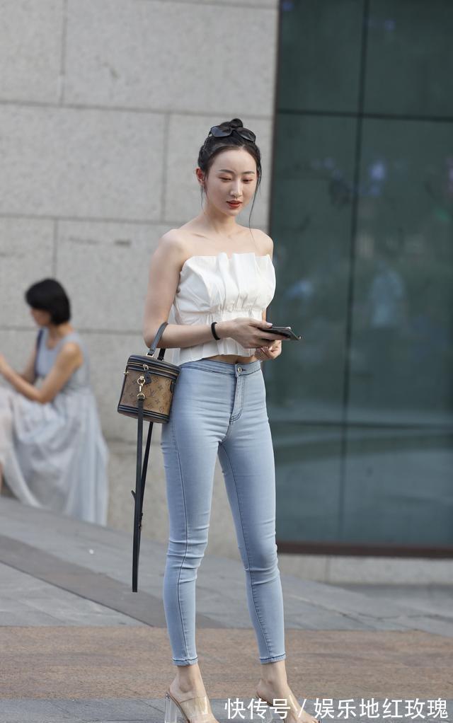 半袖|身着灰色半袖上衣露出腰线十分有个性,长发十分引人注目