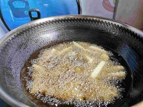 韩国游客在中国,这应该是穷人吃的吧中国网友这个不便宜