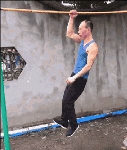 |搞笑GIF:走路玩手机后果很严重 原谅我不厚道的笑了