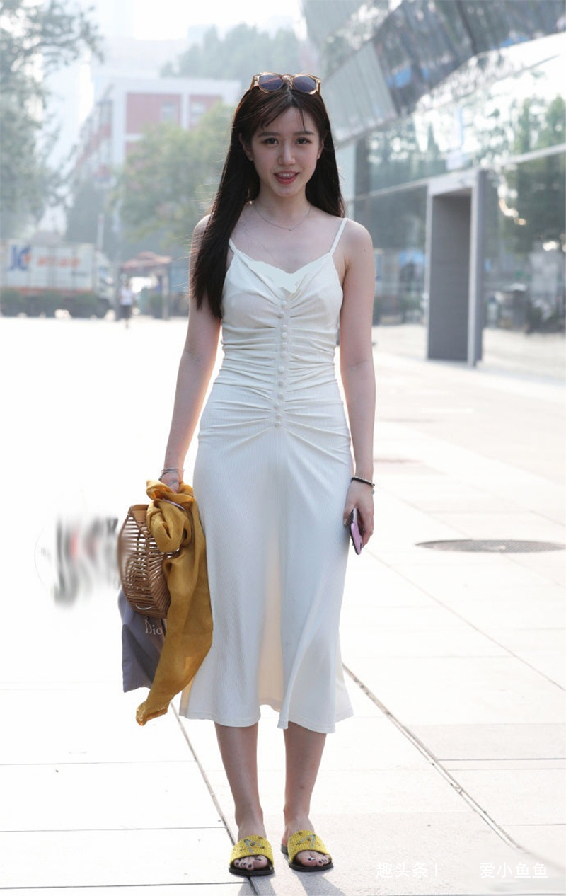街拍小姐姐一袭吊带修身裙,丝滑贴肤很清爽,仙气十足太美了