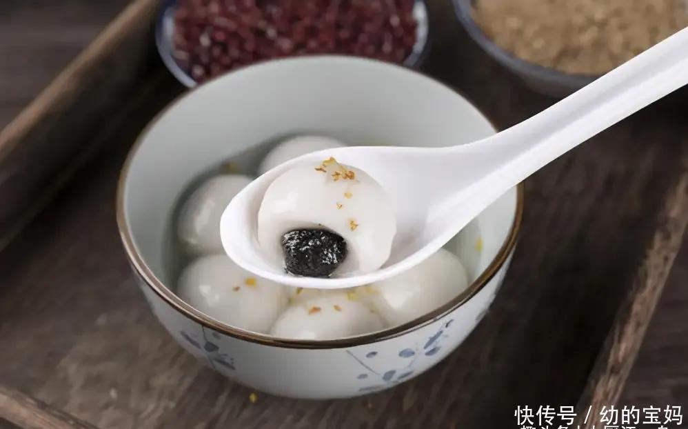 汤圆扔进滚烫的油锅里,瞬间变美食,头一次见这做法,好吃又解馋