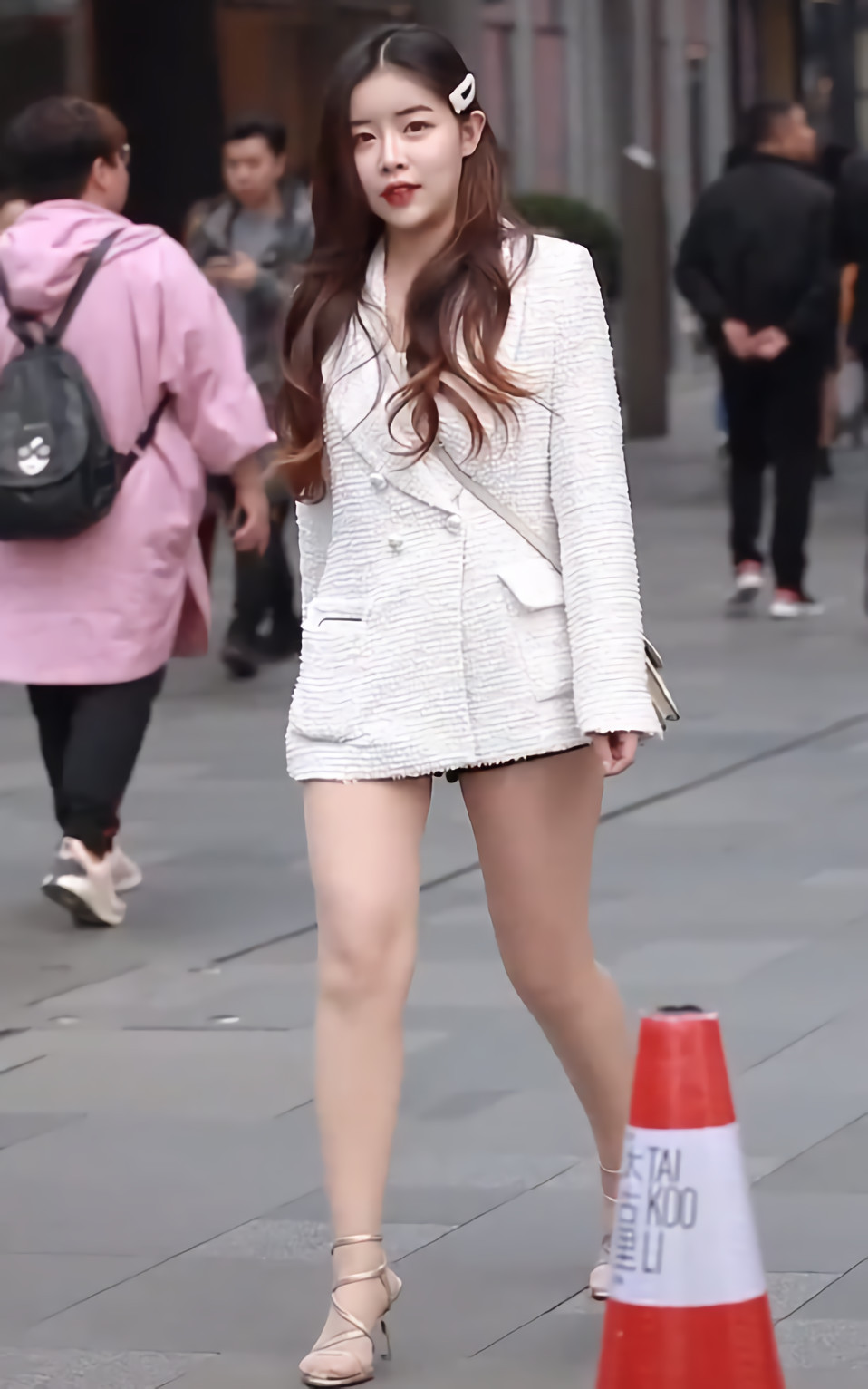 回头率|一美女把“空气”当裤子穿,回头率百分百!