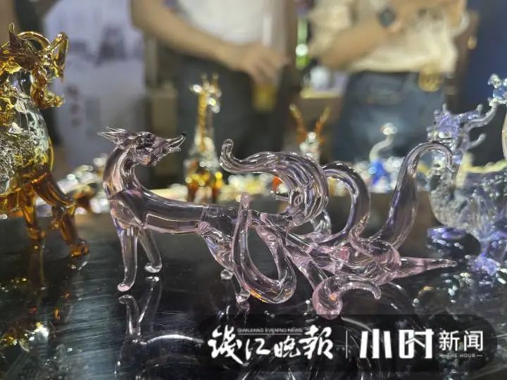 美院|夜市里，戴墨镜的小伙“妙手生花”，还每天“撒狗粮”