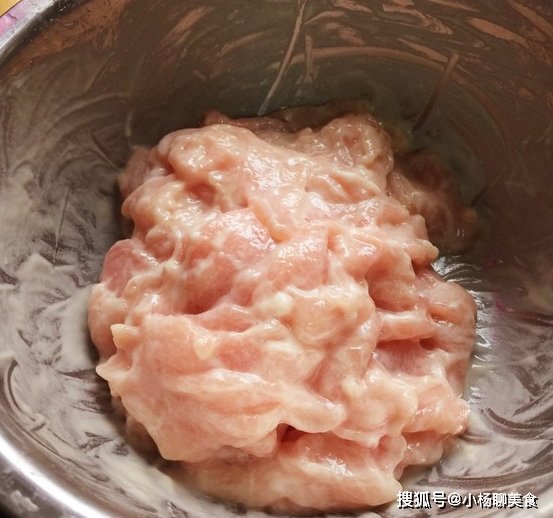 淀粉|不管炒什么肉，都别用淀粉腌了！教你这3招，肉质嫩滑无腥味！