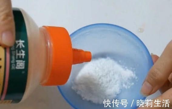 小苏打和蜂蜜放在手心上,解决了大多数女人的烦恼,省钱又实用!