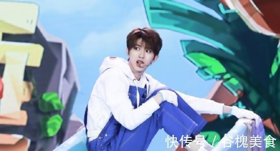 蔡徐坤上《快本》，尖叫女粉丝意外走红，自拍照判若两人