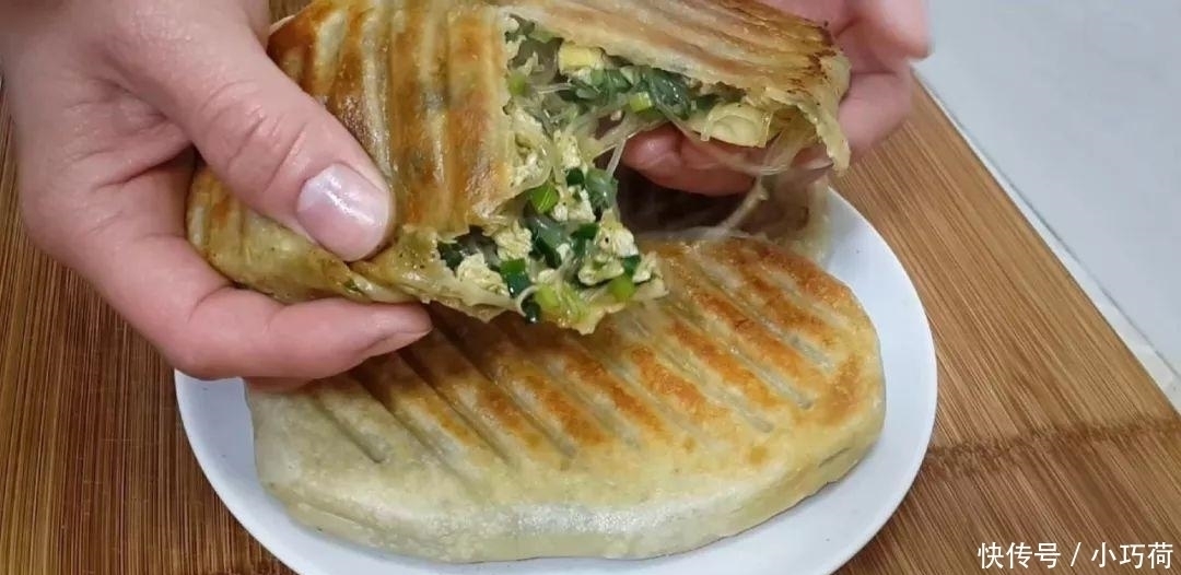 1斤韭菜, 2个鸡蛋, 不用一滴水, 比韭菜盒子都好吃, 放凉都不会硬