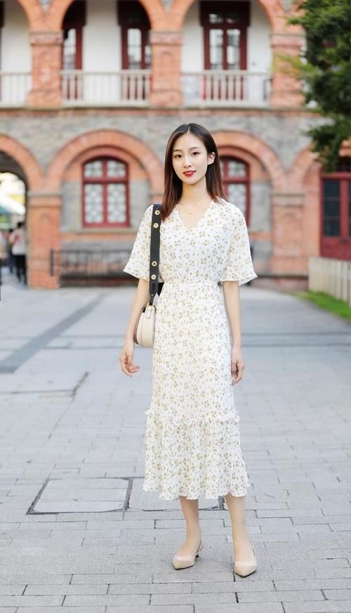 街拍：春天必不可少的碎花裙，优雅时尚显气质，吸睛显瘦又减龄