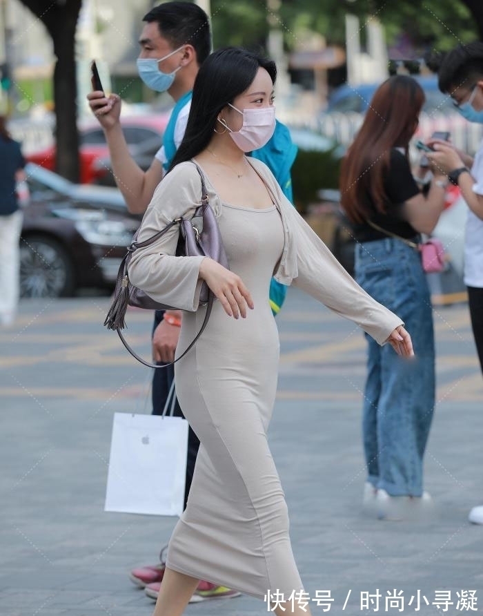 年纪 阿姨年纪大了,穿得土里土气,关键是很低调不起眼吧?