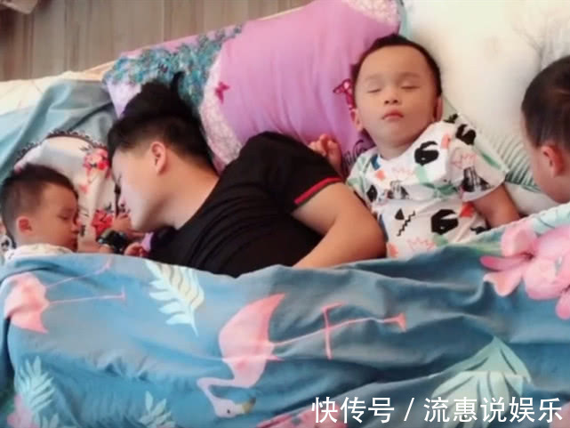 孩子|爸爸和三胞胎儿子睡觉,这画风,隔着屏幕都要笑喷了