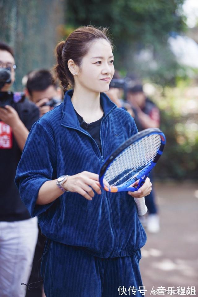 明艷動(dòng)人|生二胎后“逆生長(zhǎng)”李娜與袁姍姍同臺(tái)獻(xiàn)唱，英姿颯爽明艷動(dòng)人