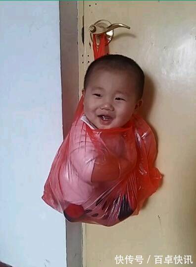 |搞笑图片幽默段子笑话 孩子,你被装在塑料袋里也这么开心呀