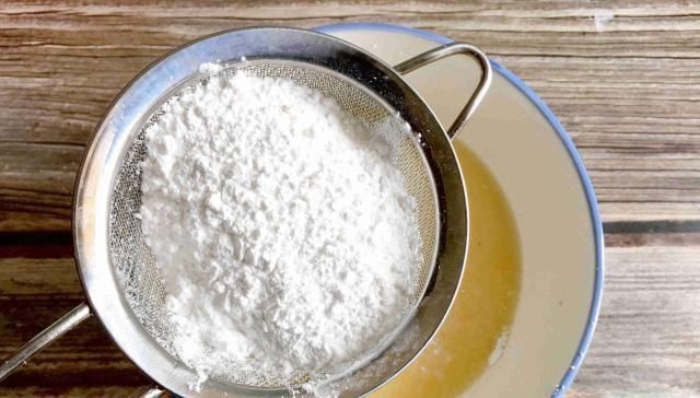 好吃|1个鸡蛋,1盒牛奶,1碗糯米粉,简单一拌,做出比蛋糕好吃的甜点