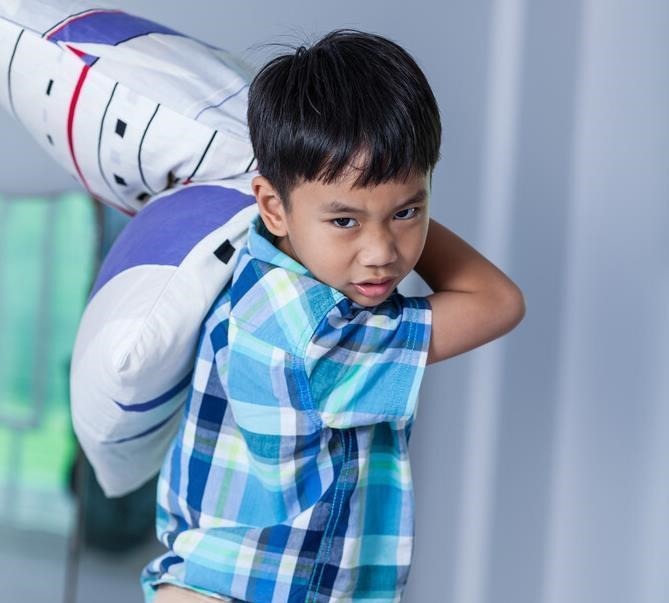 炸掉|11岁孩子愤怒地大喊:“我要炸掉学校”,孩子心眼真那么坏吗