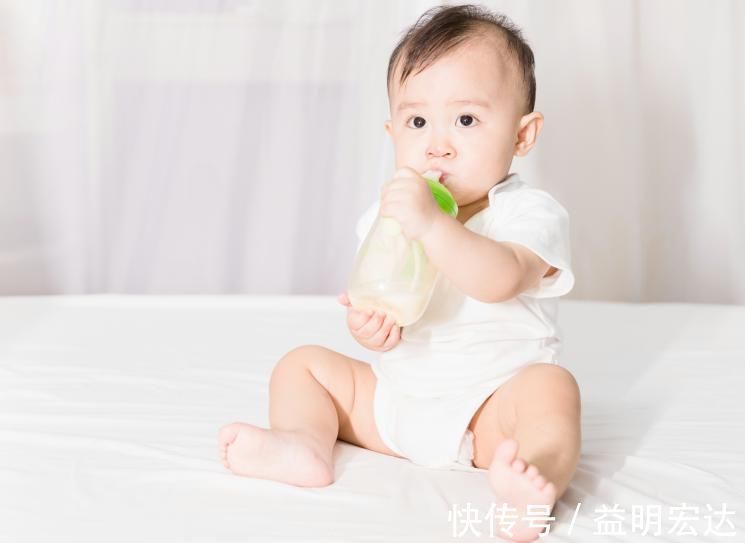 宝宝|宝宝到处爬很危险要阻止吗 爬行对发育有好处,这样鼓励才正确