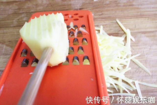 削皮器|把土豆穿到筷子上,真是太聪明了,用途花钱买不到,简单还实用