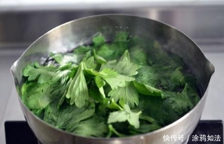 浪费|芹菜叶扔了太浪费,加上面粉做丸子,简单好做香又脆,太馋人