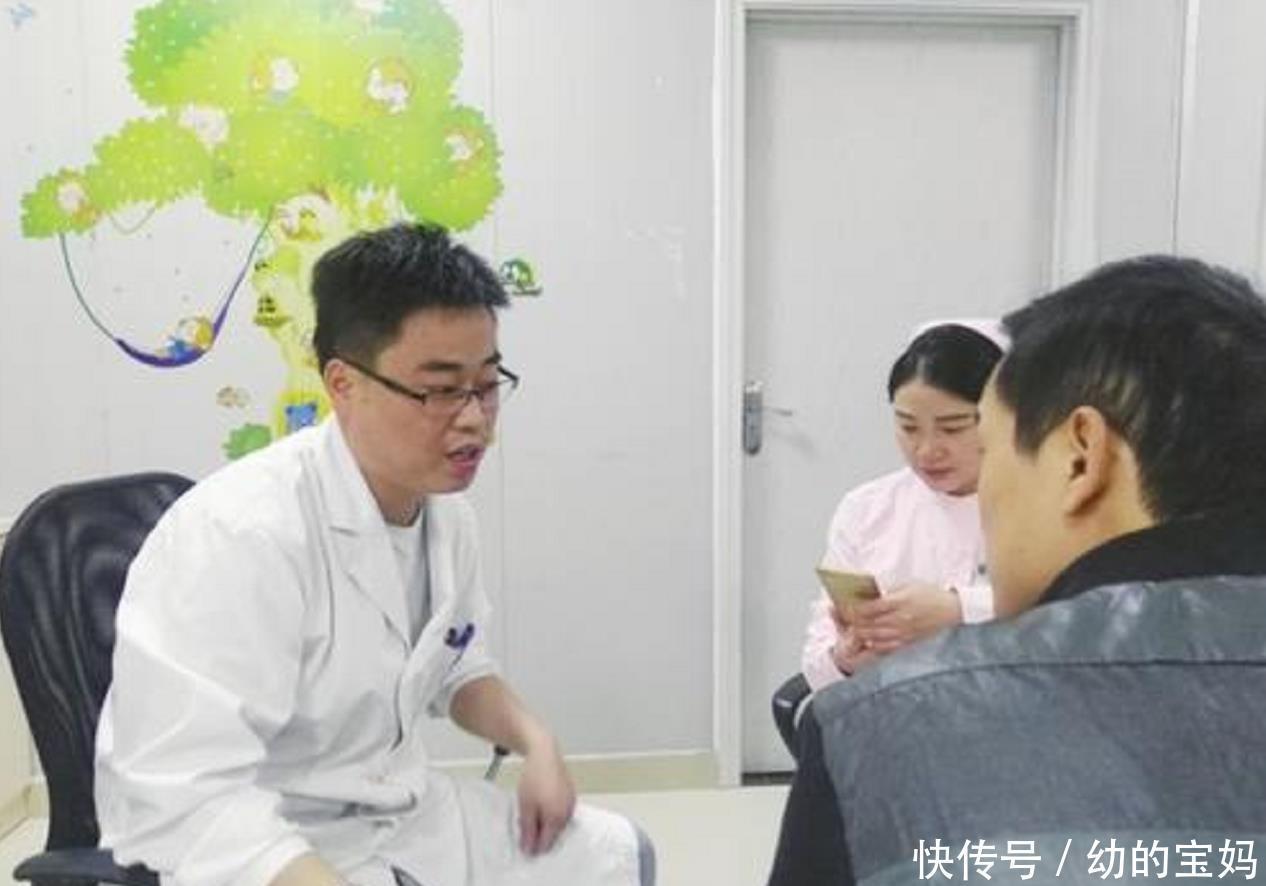 孩子高烧医院排队400号，医生只顾打私人电话，网友：自作自受