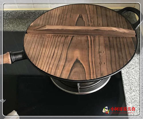 花菜不要焯水，做出来的干煸的花菜，焦香爽脆，不会软绵绵，超级下饭