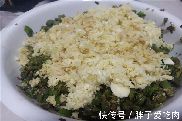 在家自做青椒酱,做法简单,颜色翠绿不发黄,好吃方便