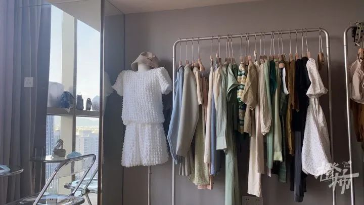 工作室|卖衣服还教你搭配,写字楼里的“女装工作室”,你会去逛吗?