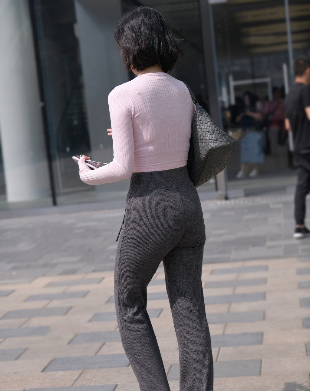 休闲|休闲时尚的喇叭裤穿搭,舒适又显气质,让你轻松摆脱路人感