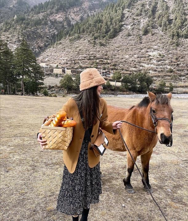 最近火了一种穿法：“西装+碎花裙”，又温柔又优雅，春天穿正好