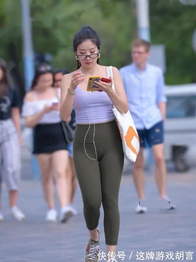 美女 善于身材管理的都市美女,都爱穿塑形减龄的瑜伽裤,真的实用!