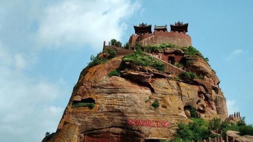 永宁山|中国“最惊险”的古堡，掏空整座山体建于悬崖之上，最多时住着千人